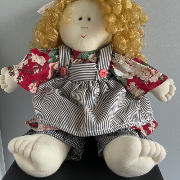 VINTAGE LITTLE SOULS DOLL, Penelope, Curly Golden Blonde Hair, Pinafore Signed - Picture 8 of 8